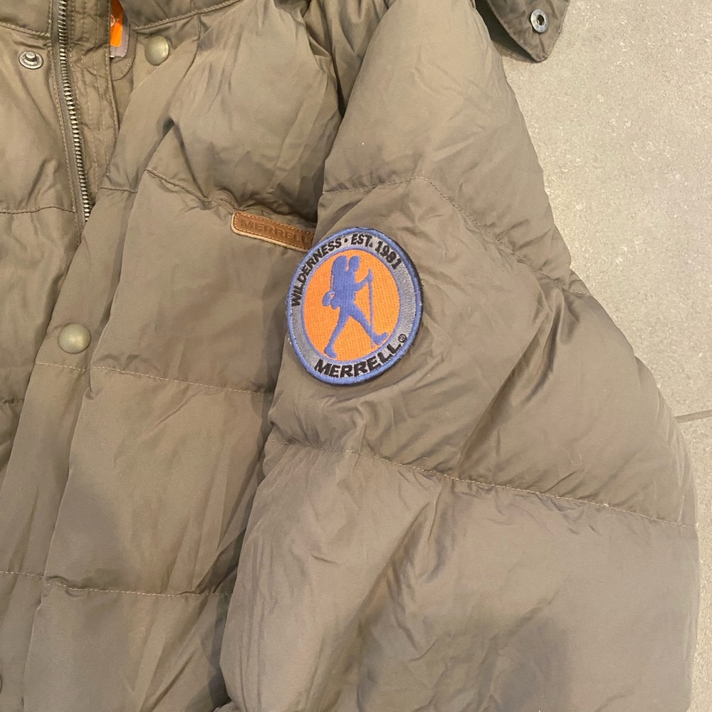 Merrell Wilderness 800 fill puff; compresses to form a neck pillow C-Shaped